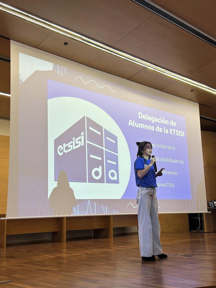 daETSISI's tweet photo. Nuestra Delegada, Eva, junto con algunos representantes de asociaciones, han hablado sobre la universidad más allá de las clases, algo muy importante 💙 https://t.co/2glWuzP6X2