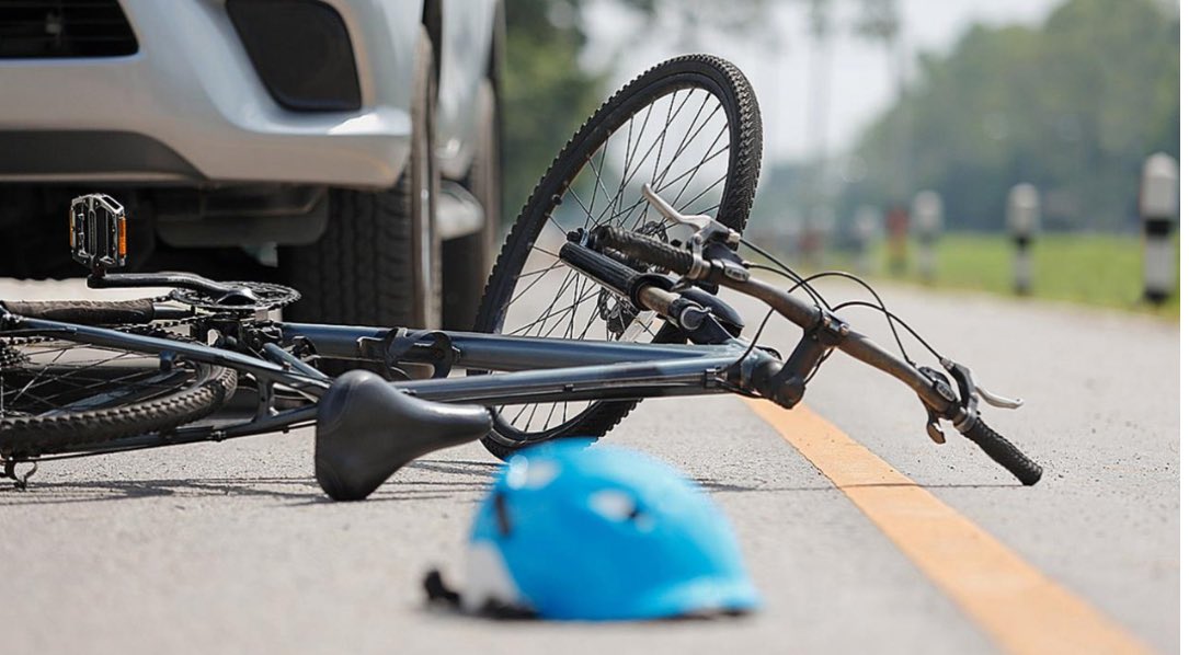 Σήμερα δεν μπορώ να μείνω σιωπηλός.

Ενημερώθηκα για το τροχαίο στη Λεωφόρο Ποσειδώνος, όπου αυτοκίνητο έπεσε πάνω σε ποδηλάτες. Και αντί να σταθούμε δίπλα στους ανθρώπους που τραυματίστηκαν, βλέπω σχόλια που λένε “καλά να πάθουν”, “τι δουλειά έχουν στον δρόμο με το ποδήλατο”.