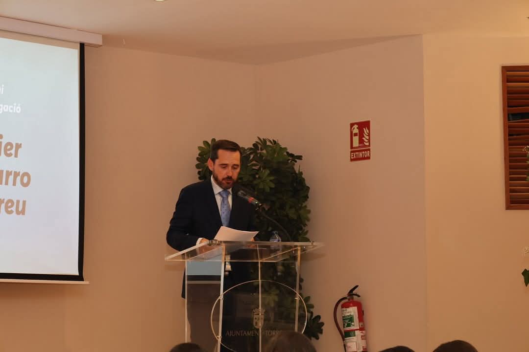 ✒️ I JOCS FLORALS DE TORRENT

👉Ahir se celebrà en la Casa de la Cultura de Torrent l'entrega dels premis dels I Jocs Florals "Torrent gran ciutat".

🏆Entre els guardonats se trobaven destacats ratpenatistes, com Miquelo Garcia Maldonado, Javier Navarro Andreu i Ampar Cabrera
