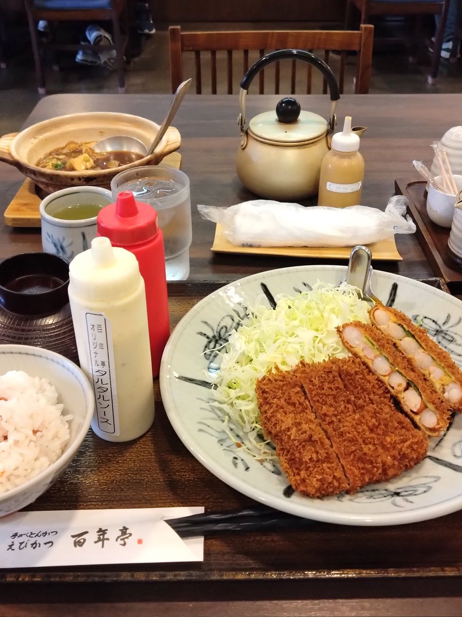 B_spot_explore's tweet photo. すり身じゃなくて丸ごと入ったエビかつ、初めて食べました！当然ブリブリで信じられないうまさです！ヒレカツも箸で切れるほどで、今まで食べてきた中でダントツのやわらかさ！食後のデザートにはわざわざ花が添えられるというおもてなし…やかんのお茶、土鍋の味噌汁も嬉しい。こんな店はじめて… https://t.co/AiHkYNNuok