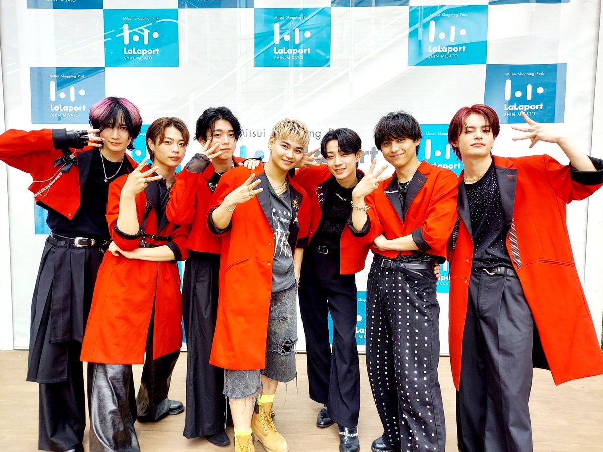 vnd_shinmisato's tweet image. ＼御礼🎵／
本日のスカイガーデンには『#SevenDeuce』さんが登場！ショッピングモールの初野外ステージという事でしたが、多くのファミリーが立ち止まって盛り上がって下さっておりました😆🎶

お写真は当店恒例「新三郷ポーズ」👀を頂きました💕
#バンダレコード #ららぽーと新三郷
#セブンデュース
