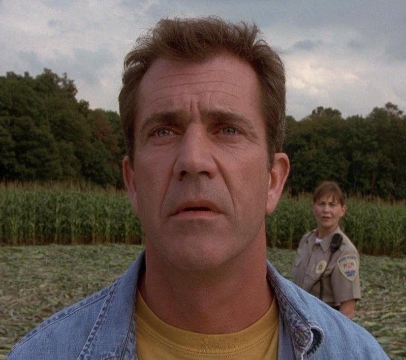 "Es posible que no existan las coincidencias..."
🎬 Señales (2002)