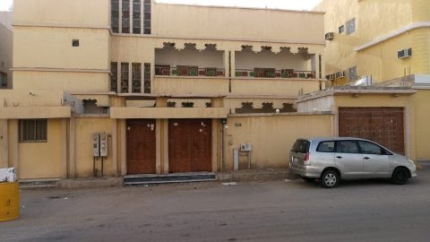 يقول صاحب عقار في مرة جاني واحد يبي يبيع أغلى مايملك بيته ، والبيت من البيوت إلي على الطراز القديم إلي له أكثر من 40 سنة!!
سألته عن سبب البيع قال منحد أبي أسدد الديانة،قبلت وقعد البيت عندي حول 8 شهور محد تكلم فيه بعدها جاني واحد وسامه بحول 450 ألف كلمته مباشرة وقال نصيبه ..!