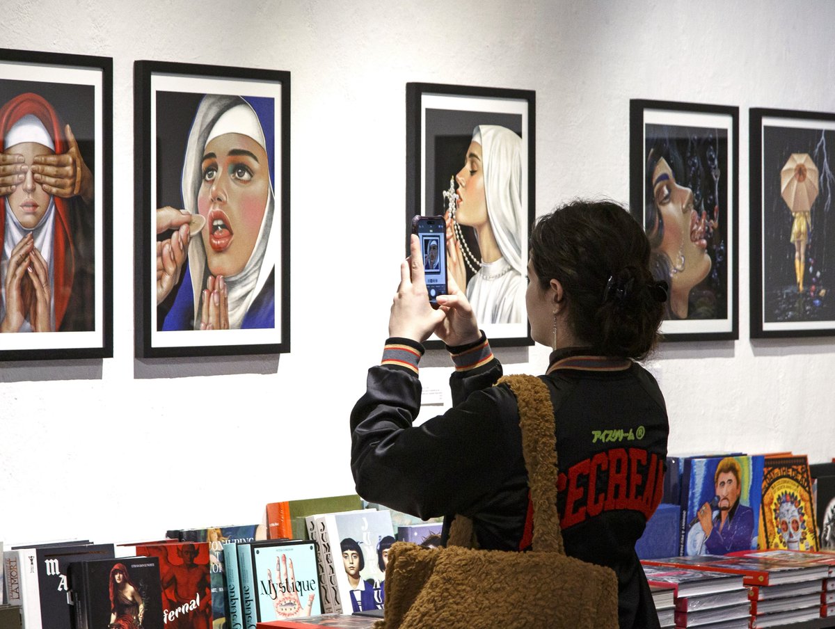 artsfactory_'s tweet image. Programmée jusqu'au 14 juin 2025, l'exposition Serial Sinners explore les penchants plus ou moins avouables de la nature humaine en associant le travail de Joyce Lee, Louise De Buck et Maryline Paradise ! Photo-report complet sur : tinyurl.com/j6ueuwey 
#joycelee #groupshow