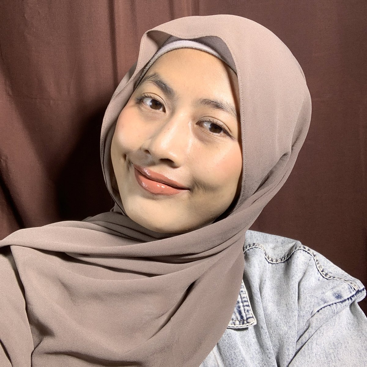 nadyakhanza's tweet photo. nemu base ombre lagiiii…. ini punya lip glaze dari somethinc, gokilll ini mah lebih ringan gak perlu di kocok, gak lengket juga, stainnya juga lumayan 😭🫵🏻

two toned lips coba pakai shade 02 (Hustle)
🔗https://t.co/zN8gZGm8H8

dipakai single juga bagus kok bikin fresh⤵️ https://t.co/DyDs9mDX5N