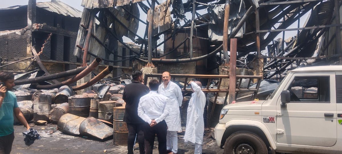 idpyadav's tweet image. मेरे लोकसभा क्षेत्र बदायूं में स्थित एक मेंथॉल ऑयल कंपनी में भीषण आग लगने से भारी नुकसान हुआ। मैंने घटनास्थल का निरीक्षण कर नुकसान का आकलन किया और प्रभावित व्यापारी परिवार को ढाढ़स बंधाते हुए उन्हें हरसंभव सहयोग का आश्वासन दिया।
.
.
#DPYadav