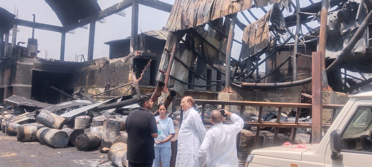 idpyadav's tweet image. मेरे लोकसभा क्षेत्र बदायूं में स्थित एक मेंथॉल ऑयल कंपनी में भीषण आग लगने से भारी नुकसान हुआ। मैंने घटनास्थल का निरीक्षण कर नुकसान का आकलन किया और प्रभावित व्यापारी परिवार को ढाढ़स बंधाते हुए उन्हें हरसंभव सहयोग का आश्वासन दिया।
.
.
#DPYadav