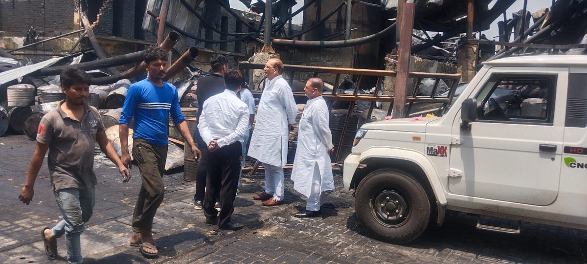 idpyadav's tweet image. मेरे लोकसभा क्षेत्र बदायूं में स्थित एक मेंथॉल ऑयल कंपनी में भीषण आग लगने से भारी नुकसान हुआ। मैंने घटनास्थल का निरीक्षण कर नुकसान का आकलन किया और प्रभावित व्यापारी परिवार को ढाढ़स बंधाते हुए उन्हें हरसंभव सहयोग का आश्वासन दिया।
.
.
#DPYadav