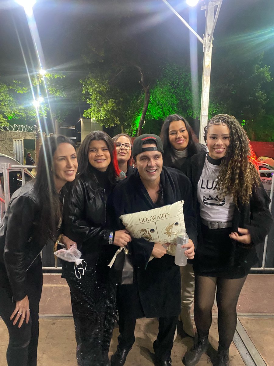 luansdaily's tweet photo. Muito amor envolvido! 🥰 Alguns clicks exclusivos do @luansantana atendendo o super fã durante a madrugada em Divinópolis/MG! 😍 https://t.co/Uq8J5WE5Gc