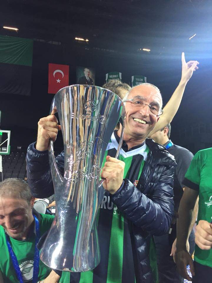 BerkkamMehmet's tweet photo. McCollum kardeşlerle David Blatt'ı görünce..😔
13 Nisan 2018.
Wolkswagen Arena.
EuroCup şampiyonuyuz.
Zafer kutlaması.
David Blatt.❤️
Ağzımız kulaklarımızda.
Şimdi küme düştük.
Yemyeşil simsiyah harika günlerimiz olacak tekrar.💪
En büyük 💚🖤
@dackabasket
#DavidBlatt
Hilos https://t.co/fu24lCrAl7