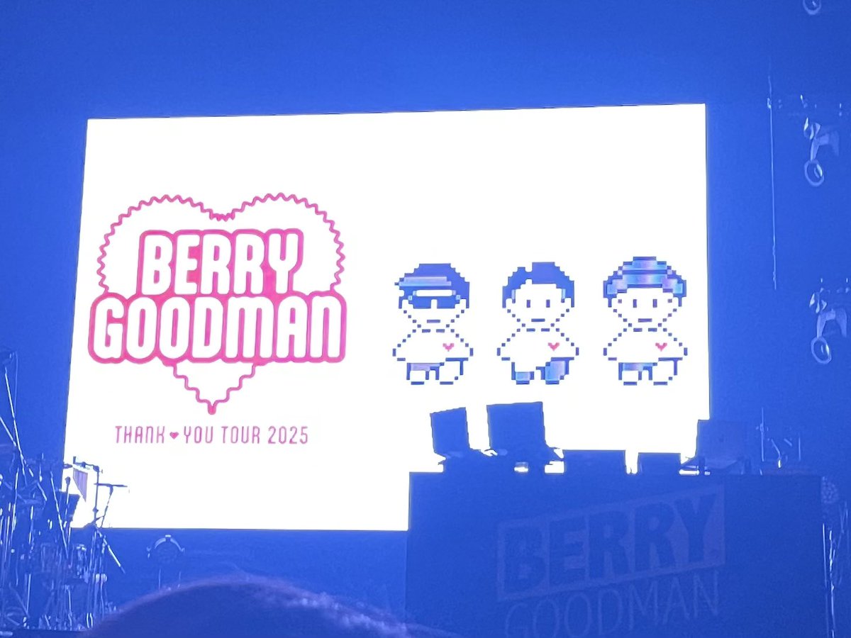 息子と参戦！
LIVE開始早々MOCAさんが目の前にやってきて頭ポンポンしてくれた❤️
興奮し過ぎてMOCAさんの脇腹ポンポンしてしまった😅
近くで3人を見れたし元気もらえたし最高の時間をありがとうございました🥰
明日からも頑張ろ💪
#ベリーグッドマン