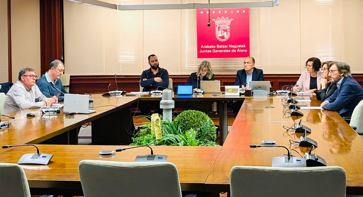 Arabako Batzar Nagusiek bertan behera utzi dute Lur Jareetako osoko bilkura, Urizaharreko alkatearen dolu gisa 
jjggalava.eus/eu/-/suspensio…

Las Juntas Generales de Álava suspenden el pleno de Tierras Esparsas en señal de luto por el alcalde de Peñacerrada jjggalava.eus/es/-/suspensio…