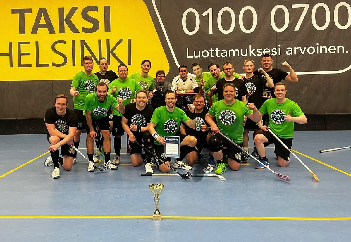 On meillä kova tiimi, yksi talviliigan mestaruus lisää palkintokaappiin! Camoon Darras Taas! 🔥🏆 #salibandy