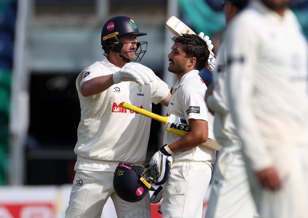 ALL OUT: Glamorgan get the third batting point are all out for 383 🙌

Congratulations to Ryan Higgins on his 5-fer 👏

Over to the bowlers now 👊

WATCH LIVE: bit.ly/4kCGvdH 

#GLAMvMID 
#OhGlammyGlammy