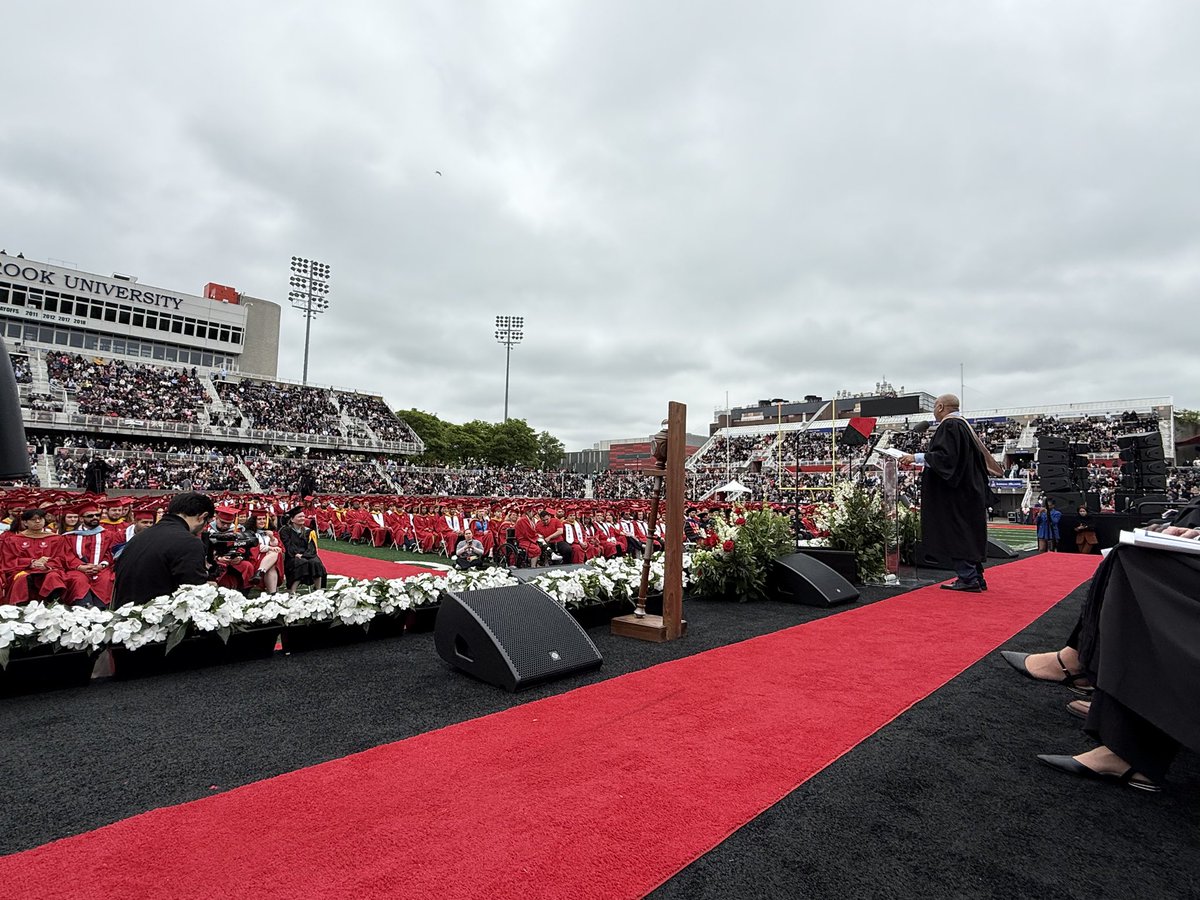 sbugovrelations's tweet photo. We were once again honored to hear from @stonybrookalum Speaker Carl Heastie at this years Commencement! https://t.co/Q9fRkKf098