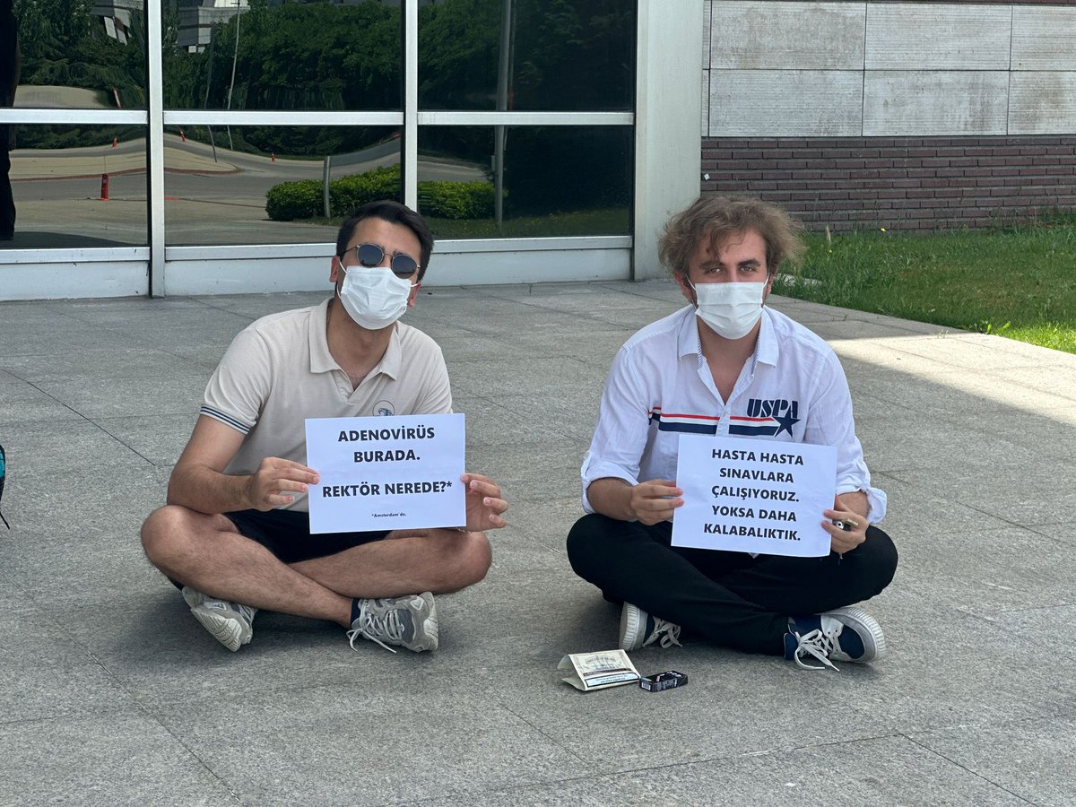 muberraunsl's tweet photo. Sabancı Üniversitesinde yüksek ateş, kusma ve ishal belirtileriyle 400’ü aşkın öğrenci hastalandı.
Öğrenciler bugün yönetimin umursamaz tavırlarını protesto etmek için rektörlük önünde eylem yaptılar. https://t.co/VHFfCuiOXf