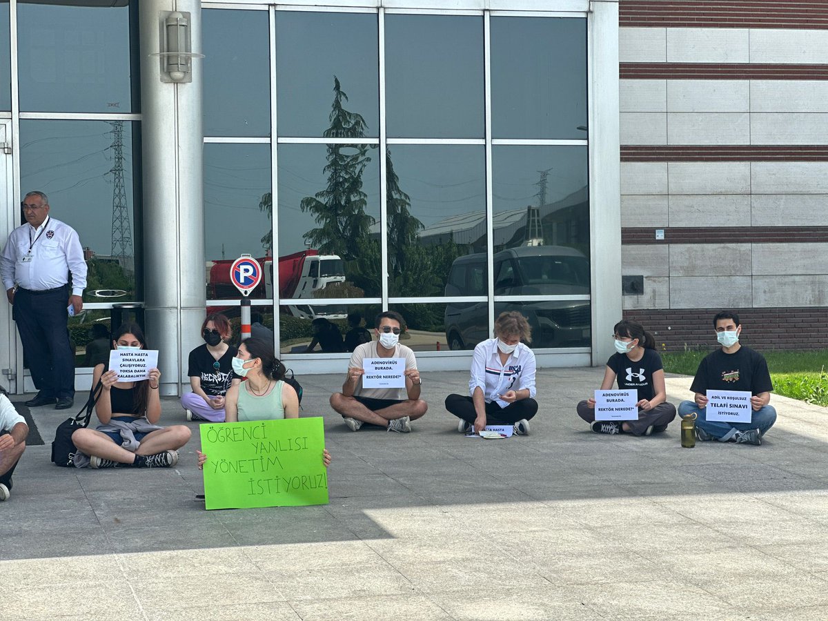 muberraunsl's tweet photo. Sabancı Üniversitesinde yüksek ateş, kusma ve ishal belirtileriyle 400’ü aşkın öğrenci hastalandı.
Öğrenciler bugün yönetimin umursamaz tavırlarını protesto etmek için rektörlük önünde eylem yaptılar. https://t.co/VHFfCuiOXf