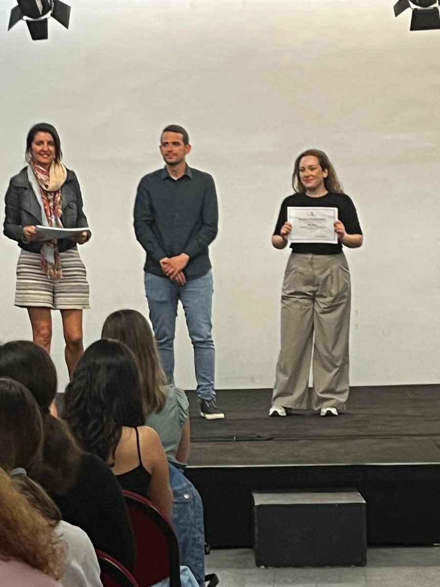 Ayer, 23 de mayo, los alumnos de 3° ESO participantes en el programa de alumnos ayudantes TIC, recibieron sus diplomas. Nuestrxs alumnxs se han formado para ser animadores y mediadores en el buen uso de las nuevas tecnologías y han llevado su conocimiento a compañeros de primaria