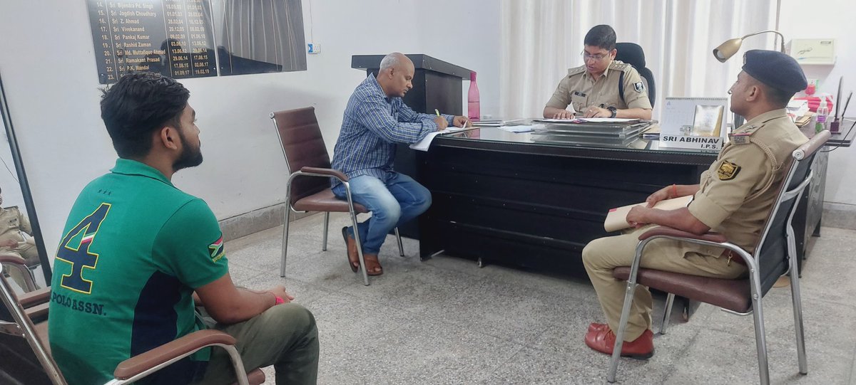 आज दिनांक-24.05.25 को  अनुमंडल पुलिस पदाधिकारी सदर-1, पटना के द्वारा प्रत्येक दिनों के भाँति अपने कार्यालय में आम जनता की #शिकायतों को सुना गया एवं संबंधित पुलिस पदाधिकारी को विधि-सम्मत कार्रवाई हेतु आवश्यक दिशा-निर्देश दिया गया! 
<a href="/EastSP_Patna/">CITY SP (East) Patna</a> 
<a href="/PatnaPolice24x7/">Patna Police</a>