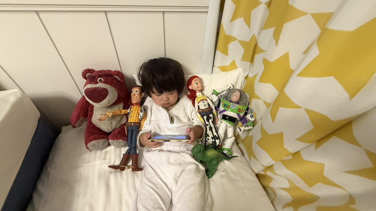 mh_13x's tweet photo. 念願のトイストーリーホテルで何気なくウッディ達と息子撮ったけどめっちゃトイストーリー5やんってなった。 https://t.co/kvvNjeRqnw