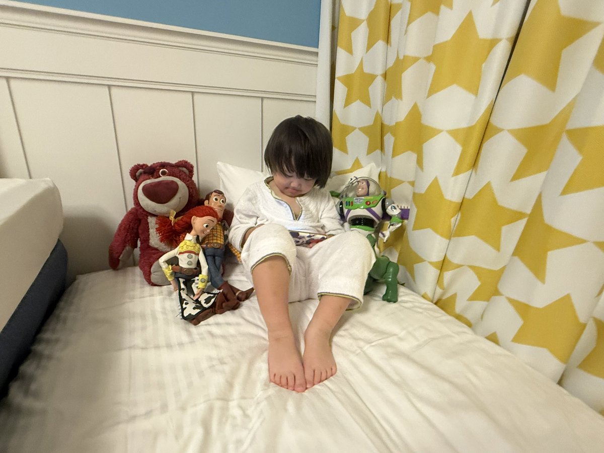 mh_13x's tweet photo. 念願のトイストーリーホテルで何気なくウッディ達と息子撮ったけどめっちゃトイストーリー5やんってなった。 https://t.co/kvvNjeRqnw