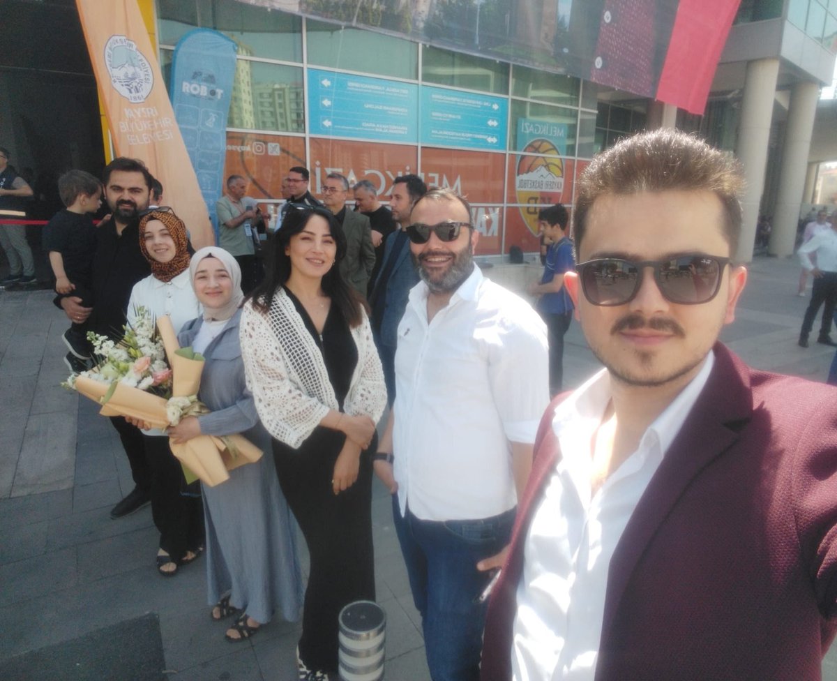 #PIKTES ÖĞRETMENLERİ 🇹🇷🇪🇺 (@piktesogretmen) on Twitter photo Çiçeğimiz ve bir arkadaşımızın küçük bir yavrusu ile birlikte #piktes öğretmenleri olarak sizi selamlamak, teşekkürlerimizi sunmak ve hoş geldiniz demek istedik sayın bakanım. <a href="/Yusuf__Tekin/">Yusuf Tekin</a>
Ama emniyet müdürlüğünce izin çıkmaması ve peşimize takılan 5 6 polis memuru abimizi Çiçeğimiz ve bir arkadaşımızın küçük bir yavrusu ile birlikte #piktes öğretmenleri olarak sizi selamlamak, teşekkürlerimizi sunmak ve hoş geldiniz demek istedik sayın bakanım. <a href="/Yusuf__Tekin/">Yusuf Tekin</a>
Ama emniyet müdürlüğünce izin çıkmaması ve peşimize takılan 5 6 polis memuru abimizi