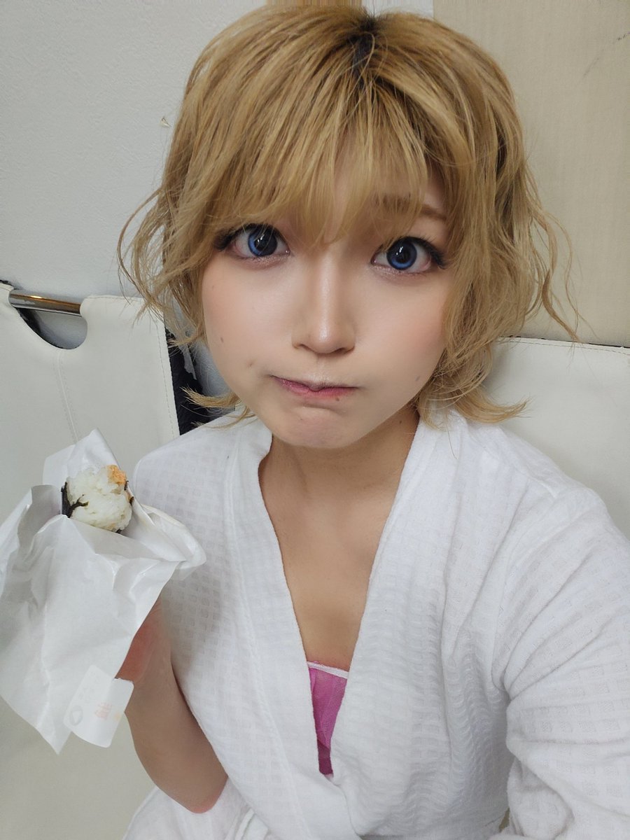 金髪にしてからギャル役が増えたんですけどね
根は大人しいんで待機中は膝抱えおにぎりです