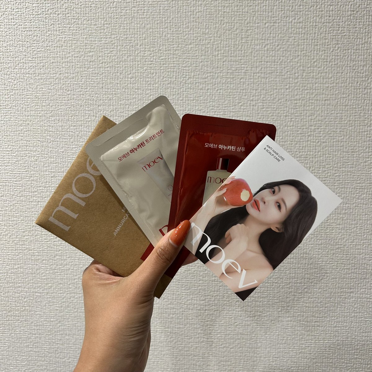 bAkeryyy__'s tweet photo. moevのシャンプーとトリートメントをいただしました🍎🫧

匂いも優しい香りで癒される✨
泡立ちもよくて、髪の毛の手触りも良くなった気がする😳♡

100%天然由来の洗浄成分が配合されているのも嬉しいポイント🫶
#むーんぱわーさろん
#moev https://t.co/g7PFXDeul2