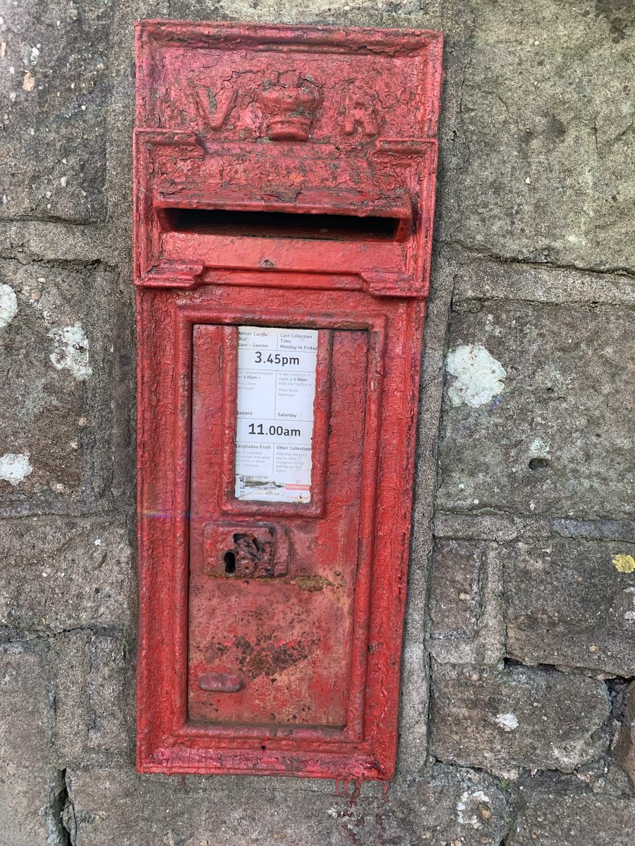 GillianSurgey's tweet photo. #PostBoxSaturday
VR box set into wall outside former village Post Office; long-since a pink-painted private home.
#Trellech #Trelleck
It needs a bit of TLC. https://t.co/qe55kiwufi