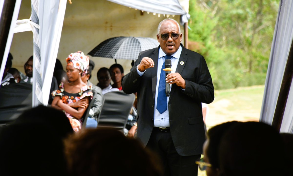 Senateri Prof. DUSINGIZEMUNGU Jean Pierre yibukije ko kwibuka Jenoside ari igihe cyo kwishakamo imbaraga nk’uko umushoferi utwara ikinyabiziga ajya kongereshamo amavuta. Yashimye Leta yashyizeho iyo gahunda kuko bifasha mu gukira ibikomere byayo, abantu bakagira intege.