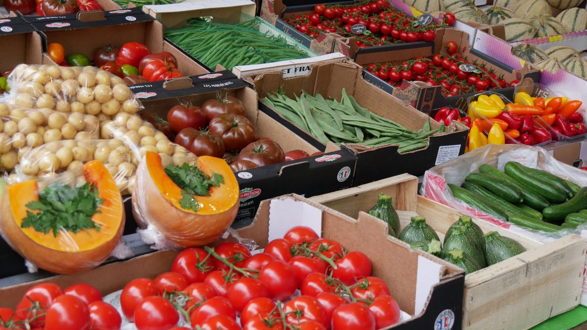 KARLOLIVE's tweet photo. ✅ Chaque samedi, je me rends au marché d’#Orgeval, aux côtés du maire @hcharnallet, pour aller à la rencontre des habitants. 

💬 C’est un lieu vivant, propice aux échanges sur leurs préoccupations et les enjeux de leur quotidien. 

👉 Un marché au cœur de la commune, créateur de lien entre commerçants et habitants. 

🥦 Des produits frais, locaux et de qualité qui font la fierté du territoire

💪 Mon soutien aux commerçants de #Circo7812 est total : ils participent activement à la vitalité de nos communes, comme ici à Orgeval !