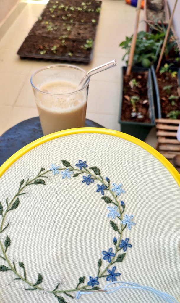 Bazen mutlu olmak için küçük bir köşe ve minik çiçekler yetebilir insana💙