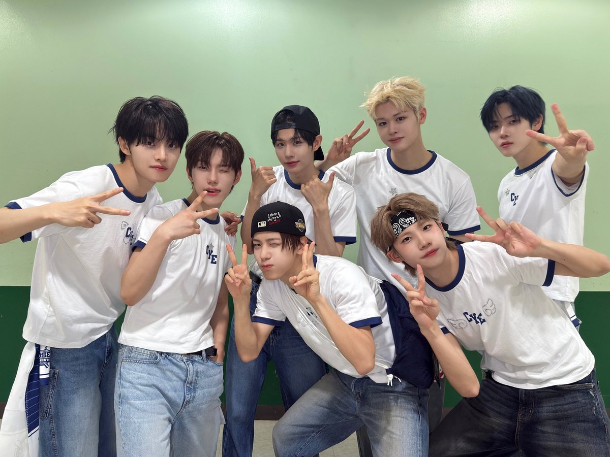 📂 𝗖𝗟𝗢𝗦𝗘 𝗨𝗣❕
└📁 CLOSE YOUR EYES 1ST FANMEETING [CLOSER MOMENTS] IN SEOUL - ⚾️𝗗𝗔𝗬 𝟭 | 250524

우리가 함께 써 내려갈 모든 시와 소설들을 기대해📝

#CLOSEYOUREYES #클로즈유어아이즈
#클유아 #CYE 
#CLOSER_MOMENTS