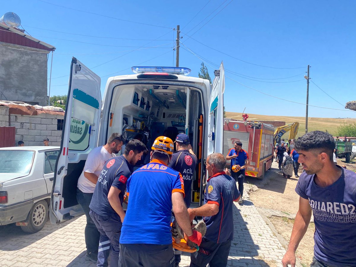 112'den Müdürlüğümüze gelen ihbarda Sur Kavaklıbağ köyünde elektrik direği için açılan çukura 14 yaşlarında bir çocuğun düştüğü ve sıkıştığı bildirilmiştir.
Olay yerine intikal eden ekibimiz paydaş kurumlarla yaptığı çalışmalarda çocuğu çıkarıp sağlık ekiplerine teslim edilmiştir