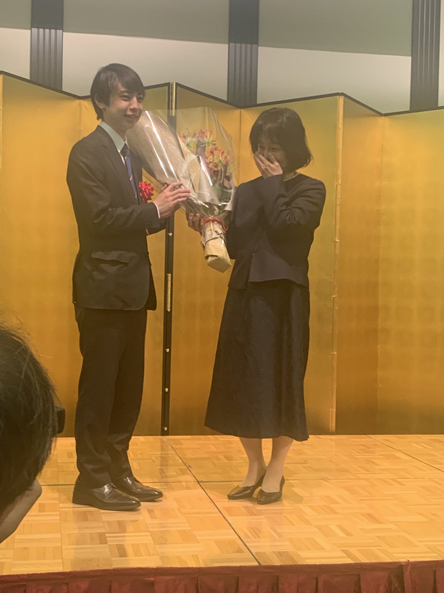 Fukauraichimon's tweet photo. 齊藤優希新四段の祝賀パーティーで札幌に来てます。北海道の皆さんにお祝いしてもらって本当に良かったなぁ、優希くん。
（師匠）

＊明日のNHK将棋講座はアンコール放送のため雁木王はありません。 https://t.co/yhglVF6spf