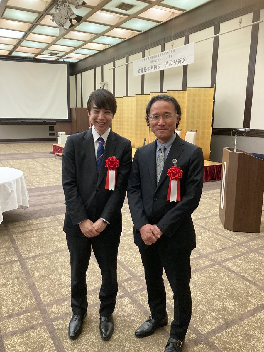 Fukauraichimon's tweet photo. 齊藤優希新四段の祝賀パーティーで札幌に来てます。北海道の皆さんにお祝いしてもらって本当に良かったなぁ、優希くん。
（師匠）

＊明日のNHK将棋講座はアンコール放送のため雁木王はありません。 https://t.co/yhglVF6spf