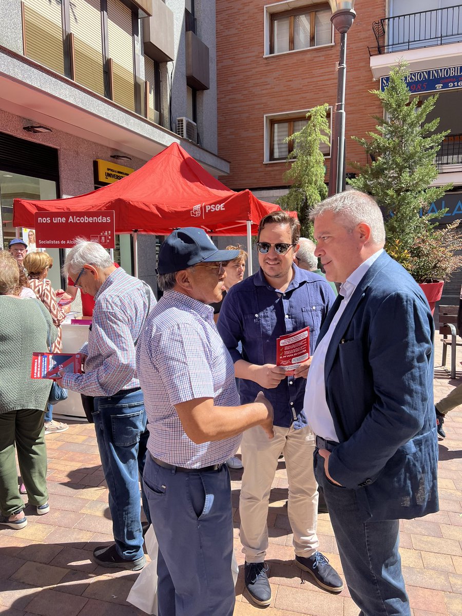 El centro de #Alcobendas rebosa vida y energía! ☀️❤️

Hoy los y las socialistas hemos salido a la calle para compartir nuestras propuestas con los vecinos y vecinas.

Qué alegría ver nuestras calles tan llenas de movimiento, participación y cercanía. ¡Así se construye ciudad! 💪