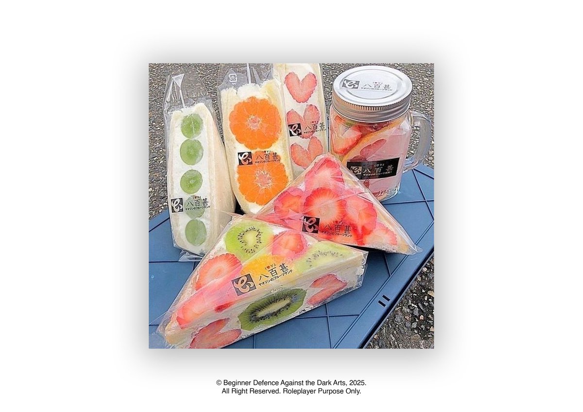 ProfsZhou's tweet image. ㅤ
ㅤ
Putra sulung keluarga Zhou itu tampak menjentikkan jarinya kembali dan memunculkan berbagai macam makanan serta minuman di atas meja para siswa. “Nah silakan dinikmati terlebih dahulu sebelum saya lanjutkan lagi,” ucapnya. 
ㅤ
ㅤ