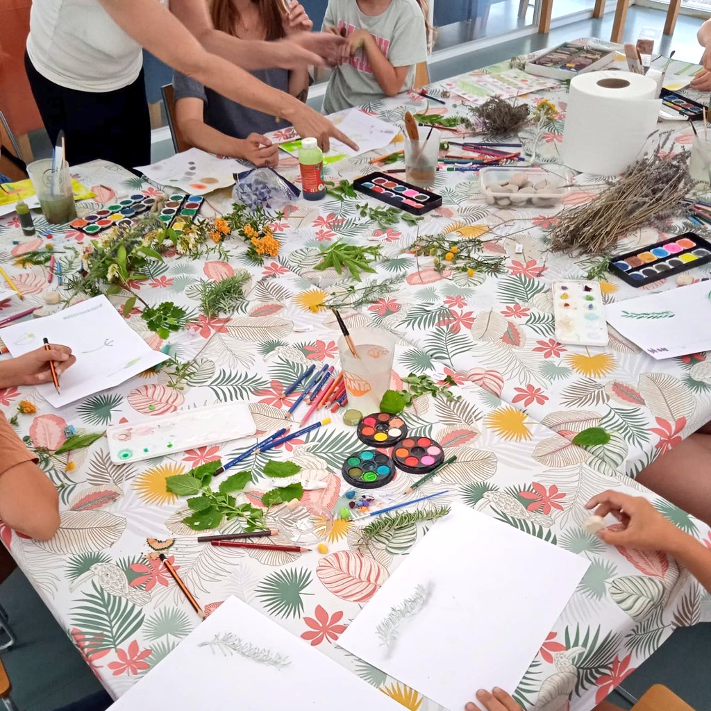 BiblioRipollet's tweet photo. Avui, al #BiblioLab creatiu "Bruixes, plantes i secrets" amb Sandra Uve, hem creat llibres il·lustrats a partir d'elements naturals. https://t.co/GXuWZFmkNV