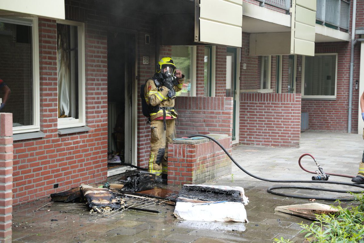 Brandweer redt papegaai bij brand
