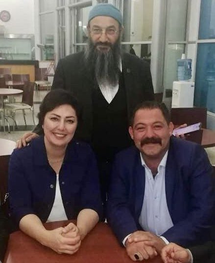 İyiliği bağrına bastı götürdü,
Dostluğu omzuna astı götürdü.

Ülküdaşım, akrabam, gülüşü ve duruşu hesapsız kardeşim Kemal Şefik hakka yürüdü. Mevla rahmetiyle muamele etsin, korktuklarından arındırsın, cennetinde barındırsın. Başımız sağ olsun.