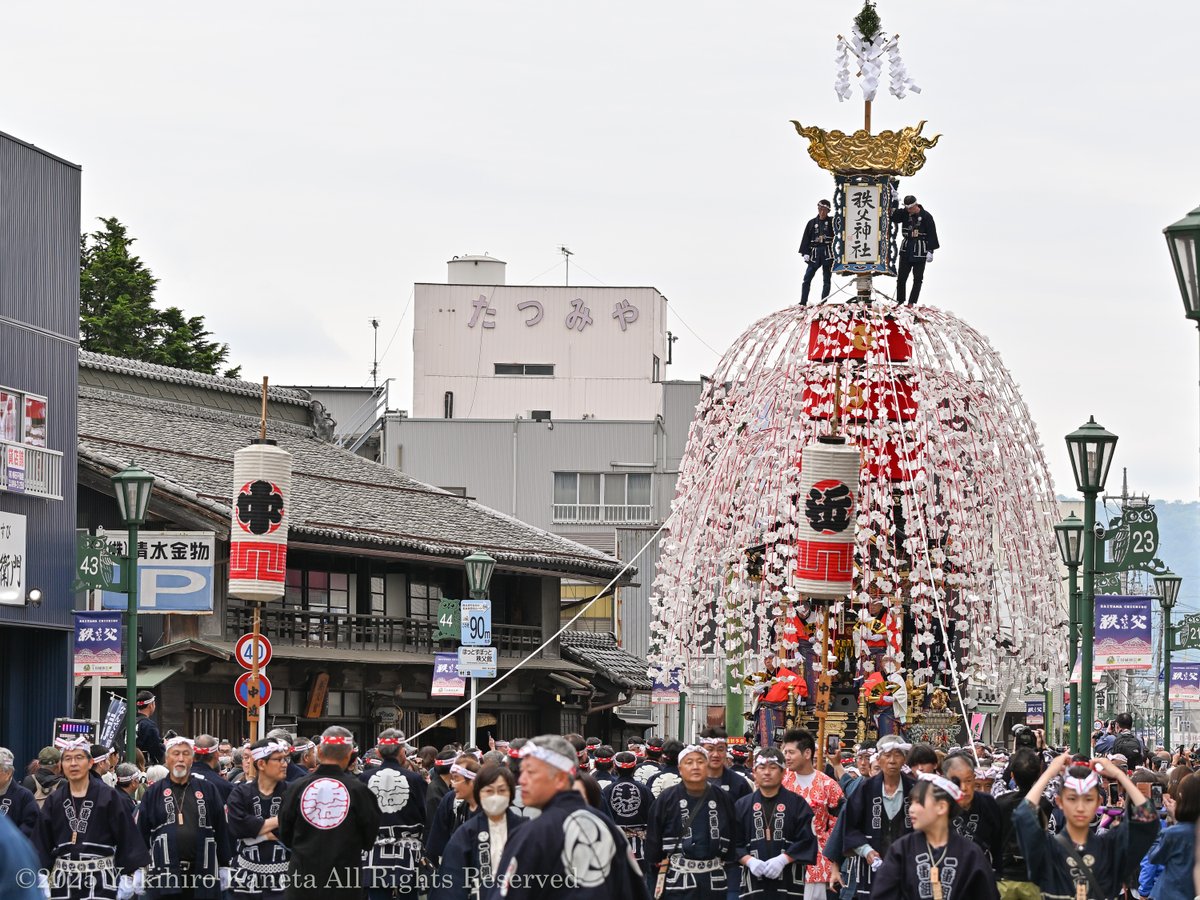 kaneta16's tweet photo. いよいよ明日に迫った全国植樹祭の記念行事として行われる秩父祭と川瀬祭の屋台・笠鉾の特別展示のため、各山車が続々と秩父神社周辺に引き付けられました。秩父市民でも見たこともないレアなシーンの連続でした。明日が本番ですが、見頃は14時から16時頃まで秩父神社周辺です。#秩父　#全国植樹祭 https://t.co/XW7cRrrEAD