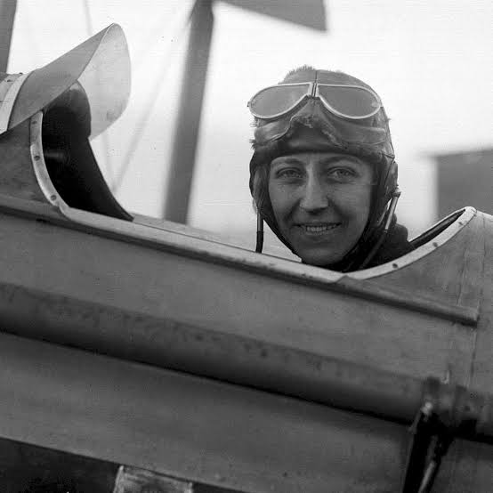 sayan_dey's tweet photo. 24 May 1930 (95 years ago): Amy Johnson landed in Darwin, becoming the first woman to fly solo from England to Australia (she left on May 5 for the 11,000 mile flight).

[3]

#ThisDayInHistory #History #OnThisDay #OTD #AmyJohnson #SoloFlight #England #Australia #Darwin https://t.co/IOZIeNx7bx
