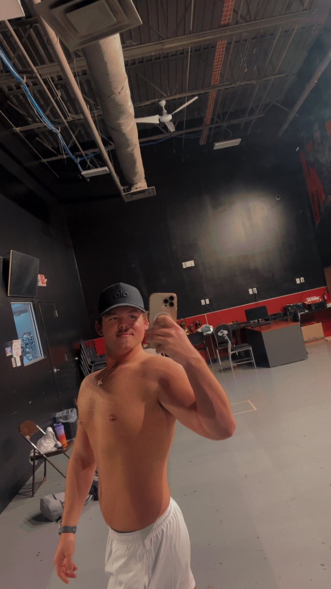 GavinSample1's tweet photo. Whats everyone up to for MDW? https://t.co/kIUSUNrhNp
