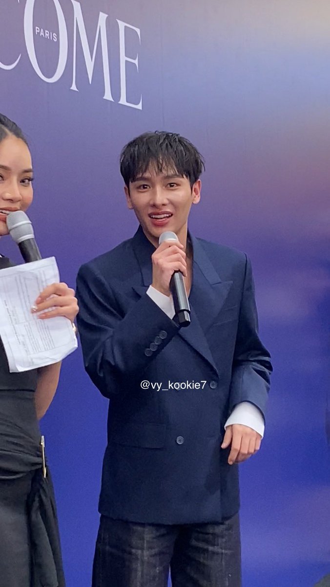 vy_kookie7's tweet photo. He’s trying to look at my note 😭😭
@AtthaphanP
#LancomeCambodiaxGunAtthaphan
#Lancome
#กันอรรถพันธ์
 #GunAtthaphan
#TheOneCard https://t.co/qmZ0aS6VSV
