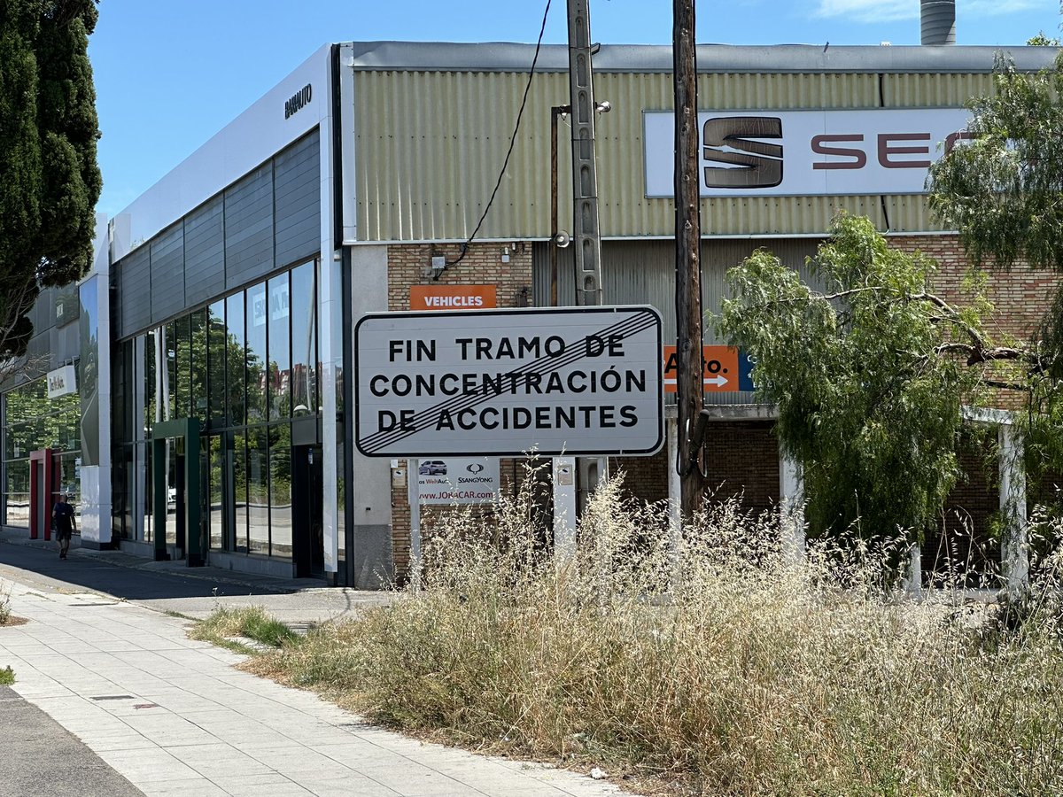 Qui ha sigut el geni que ha posat aquesta senyal de manera tant visible?? #tarragona <a href="/TGNAjuntament/">Ajuntament de Tarragona</a> <a href="/tarragonitipus/">Tarragoní Tipus</a> Crec que aquesta carretera la gestiona el Govern Central, pero, vaja, que no tenen ulls?