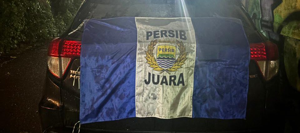 aqonitafirda's tweet photo. Harus ke bandung tp plat jkt. Beli bendera di jalan, parkir di gang sempit wkwkwk. Sisanya bismillah aja https://t.co/XWoJbwPMoI