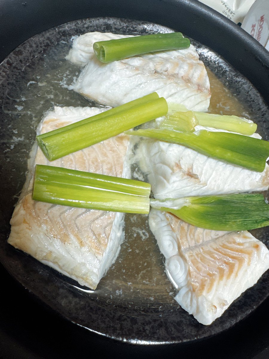 スズキの酒蒸しフワッフワで美味しい🤤

昆布とネギの旨みが染みてる〜♪
出汁は白だし使いました☝️✨