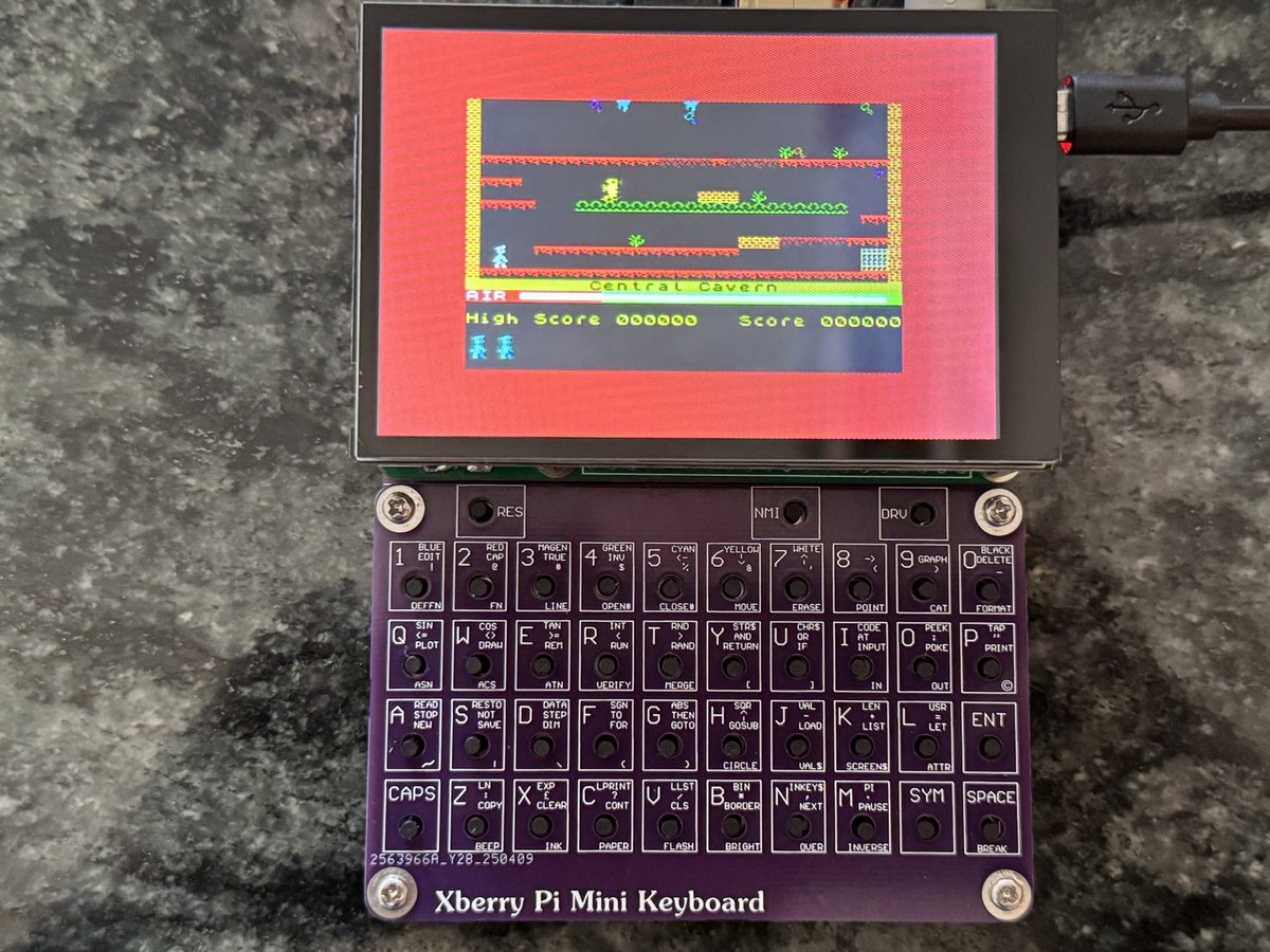 joselopez_ga's tweet image. A falta de una batería para darle total potabilidad ya tengo preparada mi #xberry pi mini 😎