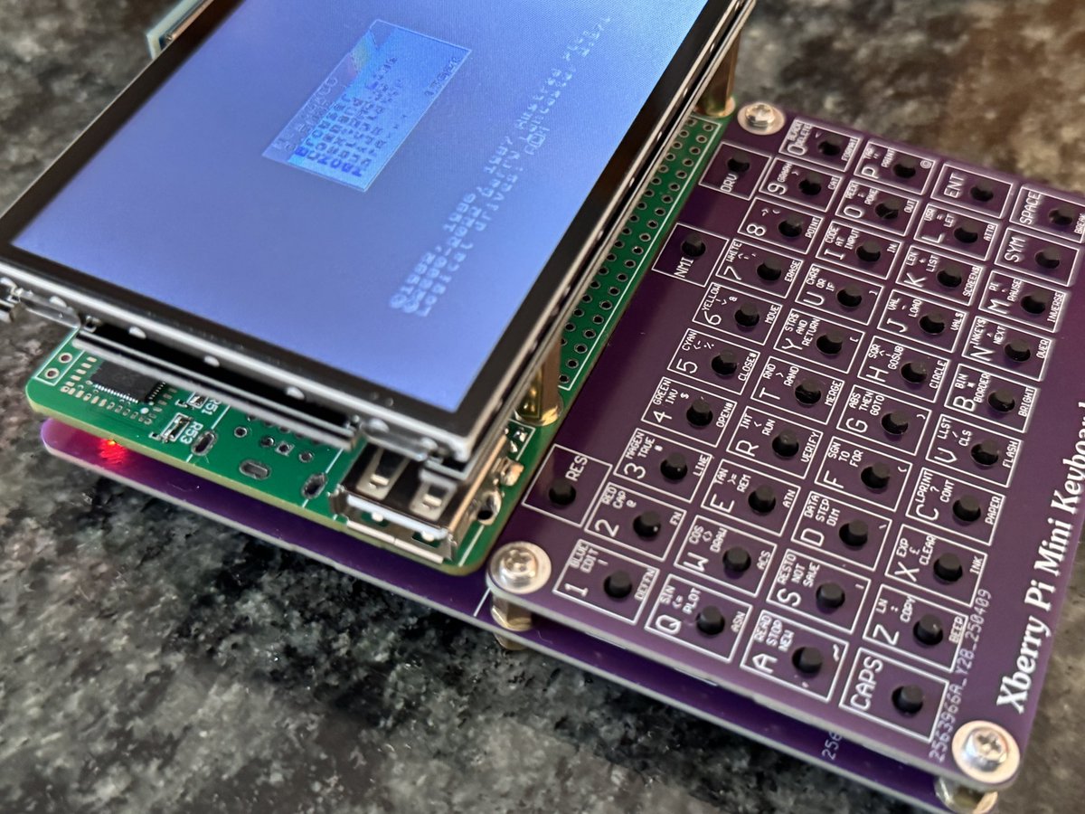 joselopez_ga's tweet image. A falta de una batería para darle total potabilidad ya tengo preparada mi #xberry pi mini 😎